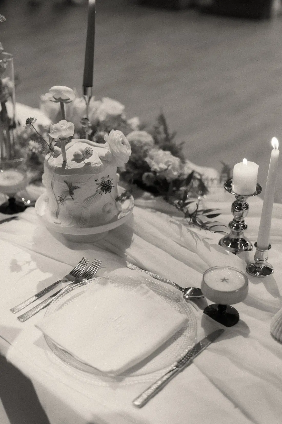 Grand bouquet hivernal aux fleurs pêche et rouges mis en scène sur une table élégante
