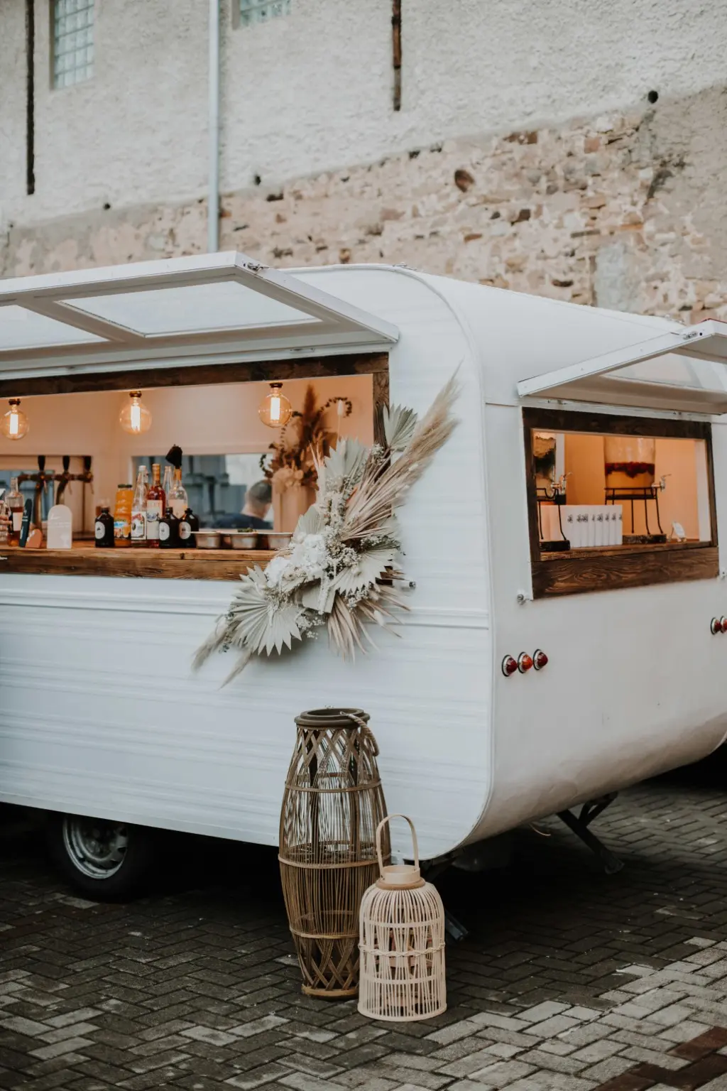 Caravane de style rétro vue de profil