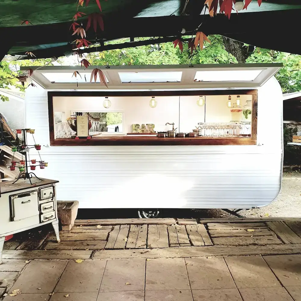 Drink truck Louise Nomad Bar, caravane rétro pour cocktails sur-mesure